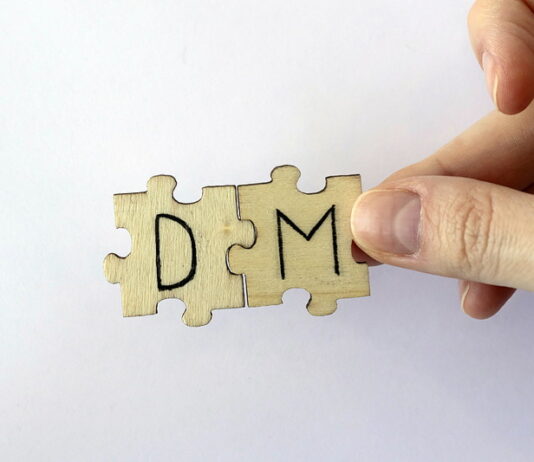 puzzle pieces showing letters d and m