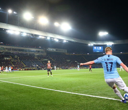 kevin de bruyne takes corner for man city in champions league game