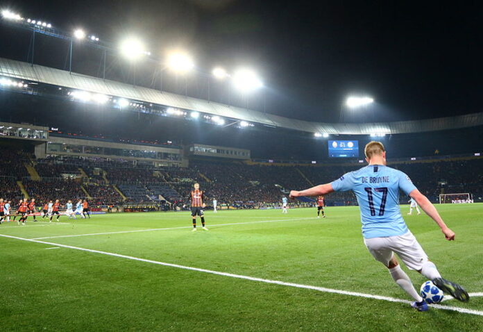 kevin de bruyne takes corner for man city in champions league game