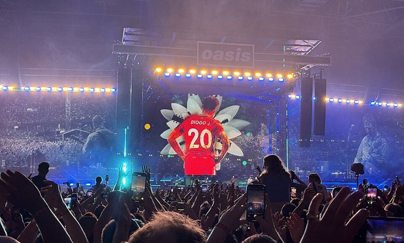 tribute to diogo jota at oasis concert
